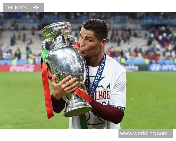 足球巨星的绝技揭秘：从梅西的过人到C罗的任意球技巧全解析