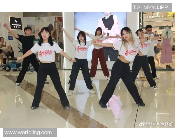 足球明星热舞广场舞展现活力与魅力引发全民健身热潮 足球明星热舞广场舞展现活力与魅力引发全民健身热潮